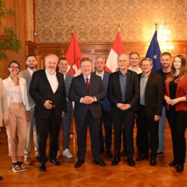 Absolvent*innen der Wiener Parteischule