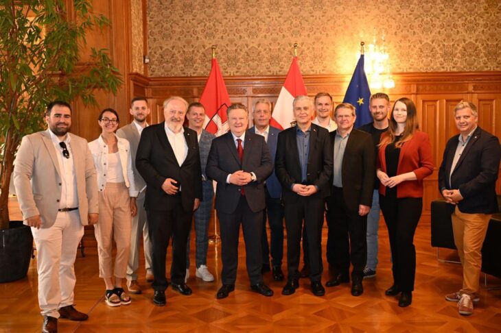 Absolvent*innen der Wiener Parteischule