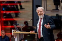 Gerhard Schmid am Podium